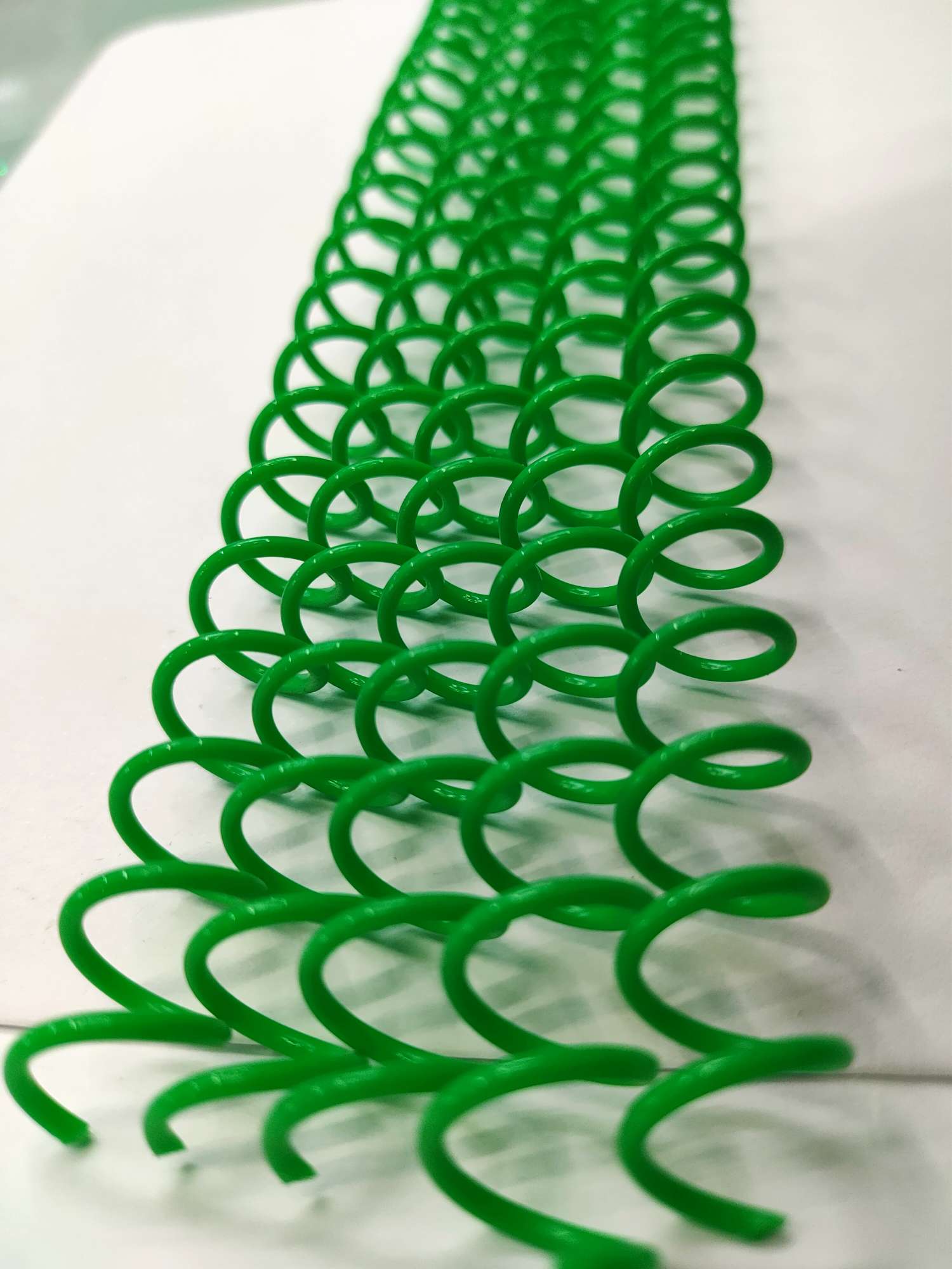 厂家批发笔记本装订活页圈定制，塑料蛇仔螺旋单线圈书配件齐全产品图