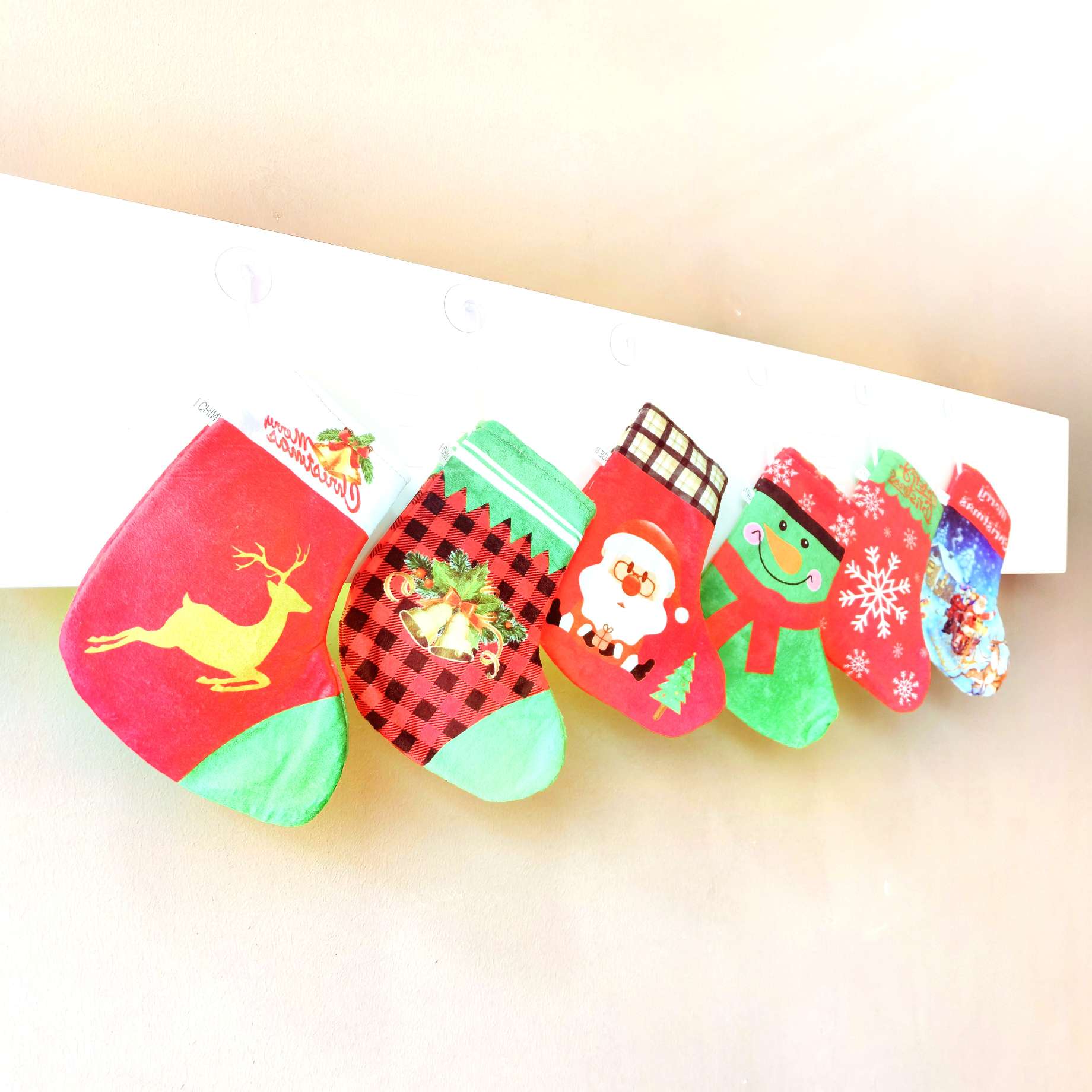 Calcetines navideños bolsillos de regalo navideños bolsillos de dinero santa calcetines navideños colgantes de ventosa monederos navideños detail image 12