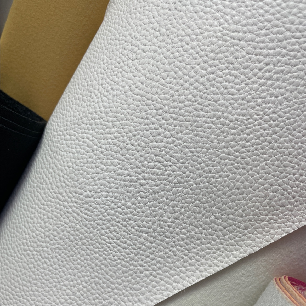 Classic lychee-patterned leather fabric, leather bags, sofas, belts, accessories, white jdlz028 Application Scenario