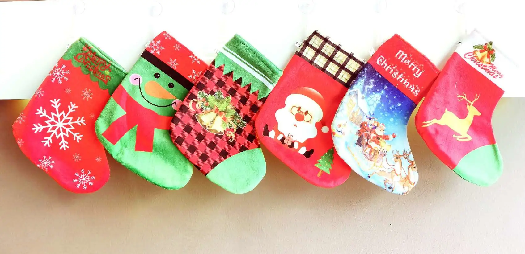 Calcetines navideños bolsillos de regalo navideños bolsillos de dinero santa calcetines navideños colgantes de ventosa monederos navideños detail image 15