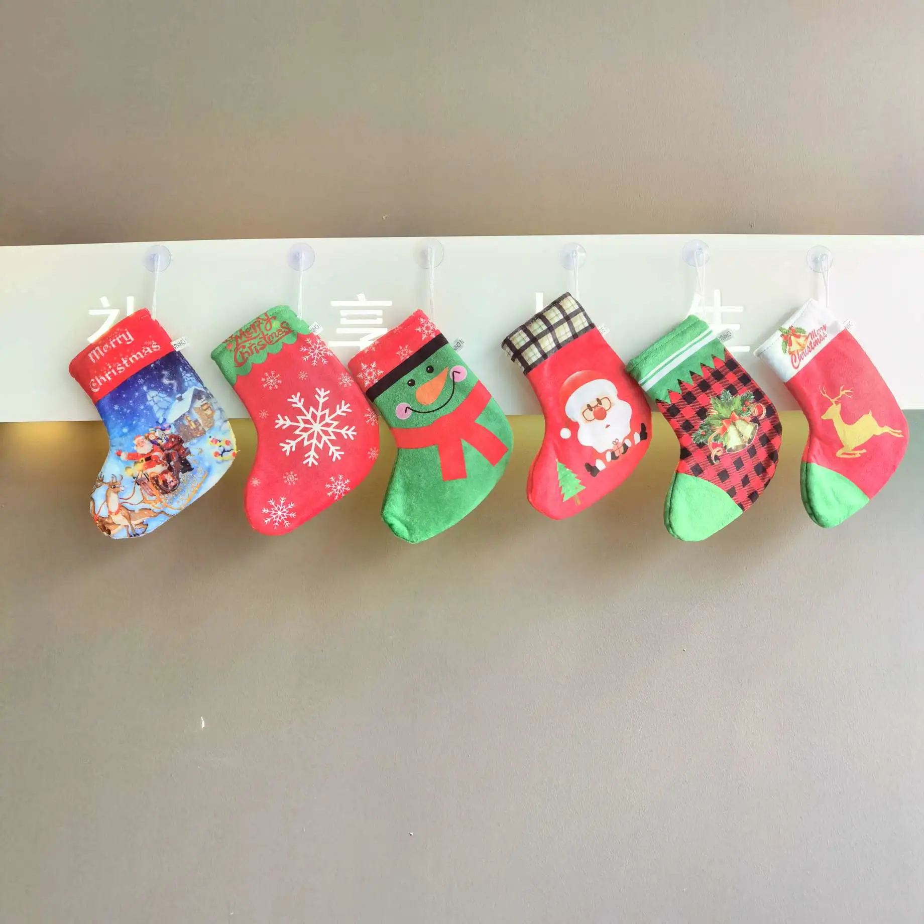 Calcetines navideños bolsillos de regalo navideños bolsillos de dinero santa calcetines navideños colgantes de ventosa monederos navideños detail image 20