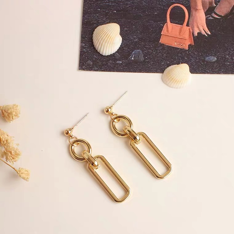 Minimalist chic Hong Kong-style simple Japanese and Korean versatile, cool and stylish golden geometric chain earrings, no ear piercings, ear clips for women