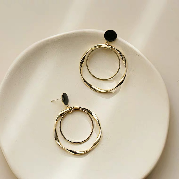 High-end circular earrings 2021 new style, trendy Korean style ear clips, no ear piercings, female retro Hong Kong-style trendy stud earrings