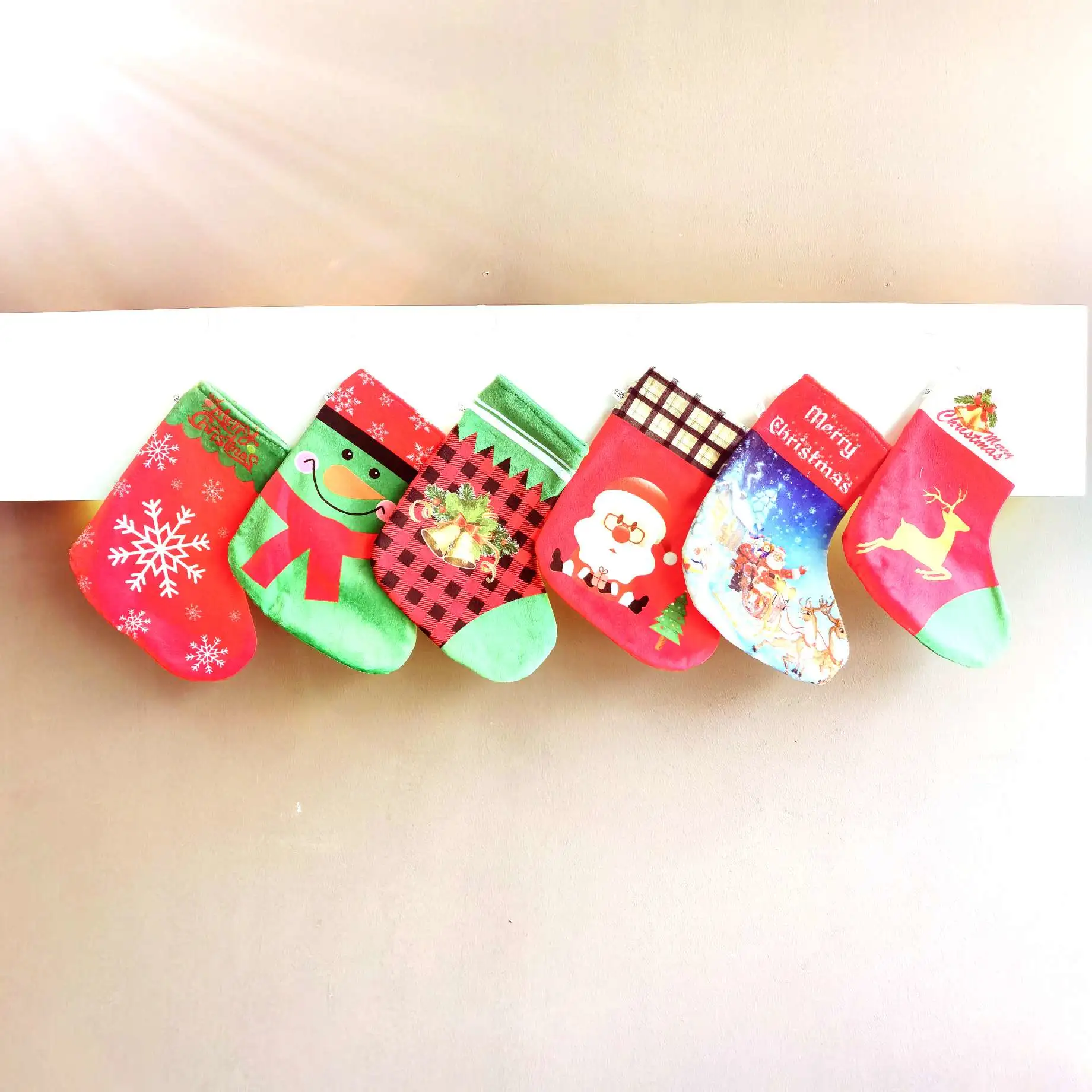 Calcetines navideños bolsillos de regalo navideños bolsillos de dinero santa calcetines navideños colgantes de ventosa monederos navideños detail image 19