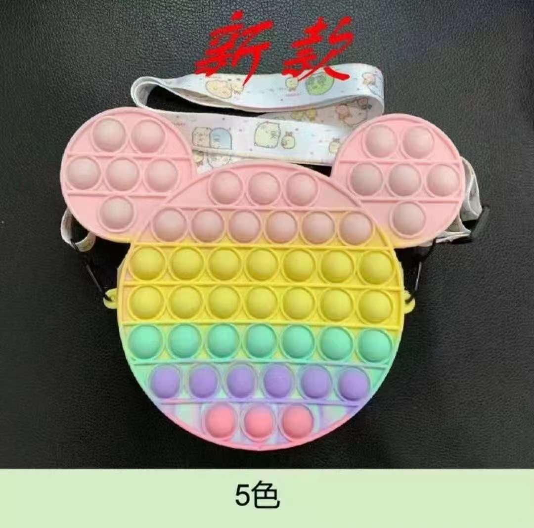 全网新品大包跨境新款灭鼠先锋解压硅胶包包 哈喽KT草莓手提包包1详情图1
