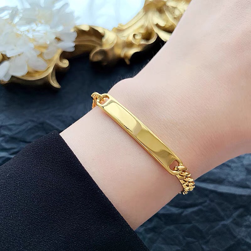 European and American niche one-piece arc-shaped long bar bracelet for women, exaggerated square plate thick chain, titanium steel plated with Jieya steel decoration
