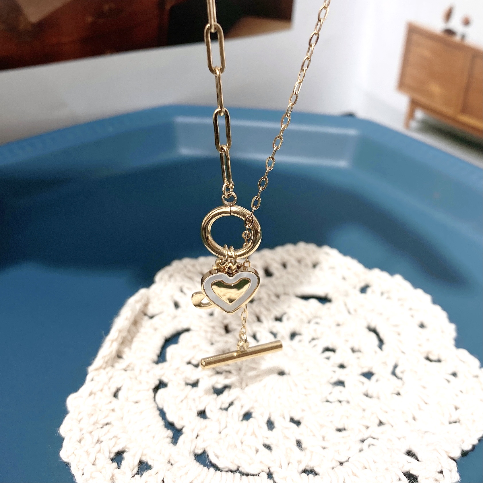 Titanium steel necklace with an inS-style design for women, AB-style white and black heart-shaped pendant, fashionable and elegant, internet-famous collarbone chain, cold style neck chain trend details Picture