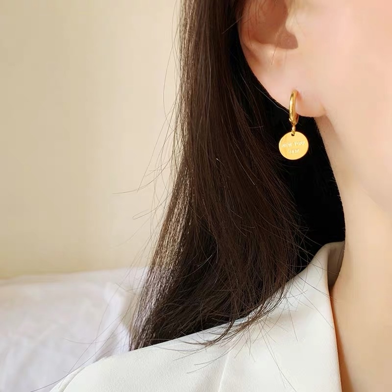 High-end French letter round plate earring earrings for women, a niche English New York titanium steel Jaya steel accessory Specification image