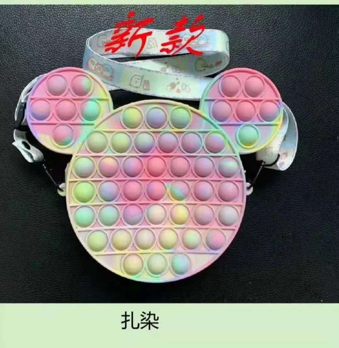 全网新品大包跨境新款灭鼠先锋解压硅胶包包 哈喽KT草莓手提包包1详情图2