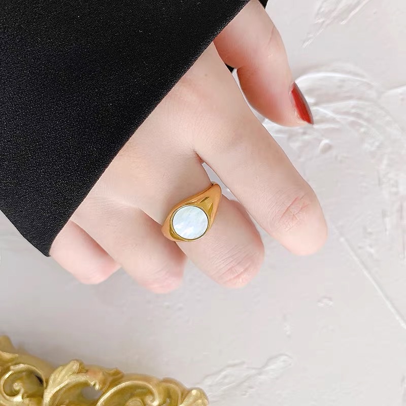 European and American niche high-end round mother-of-pearl ring, women's gold light luxury shell index finger ring, Jieya steel jewelry Application Scenario