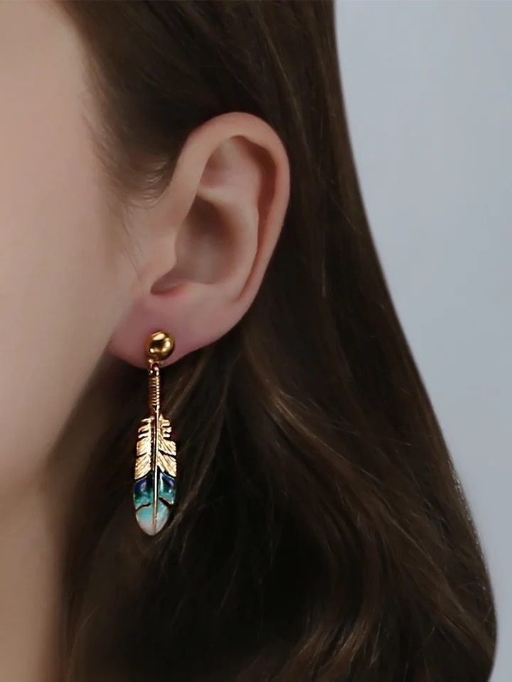 Feather-shaped ear studs, a new summer style of high-end, elegant and exquisite long earrings details Picture