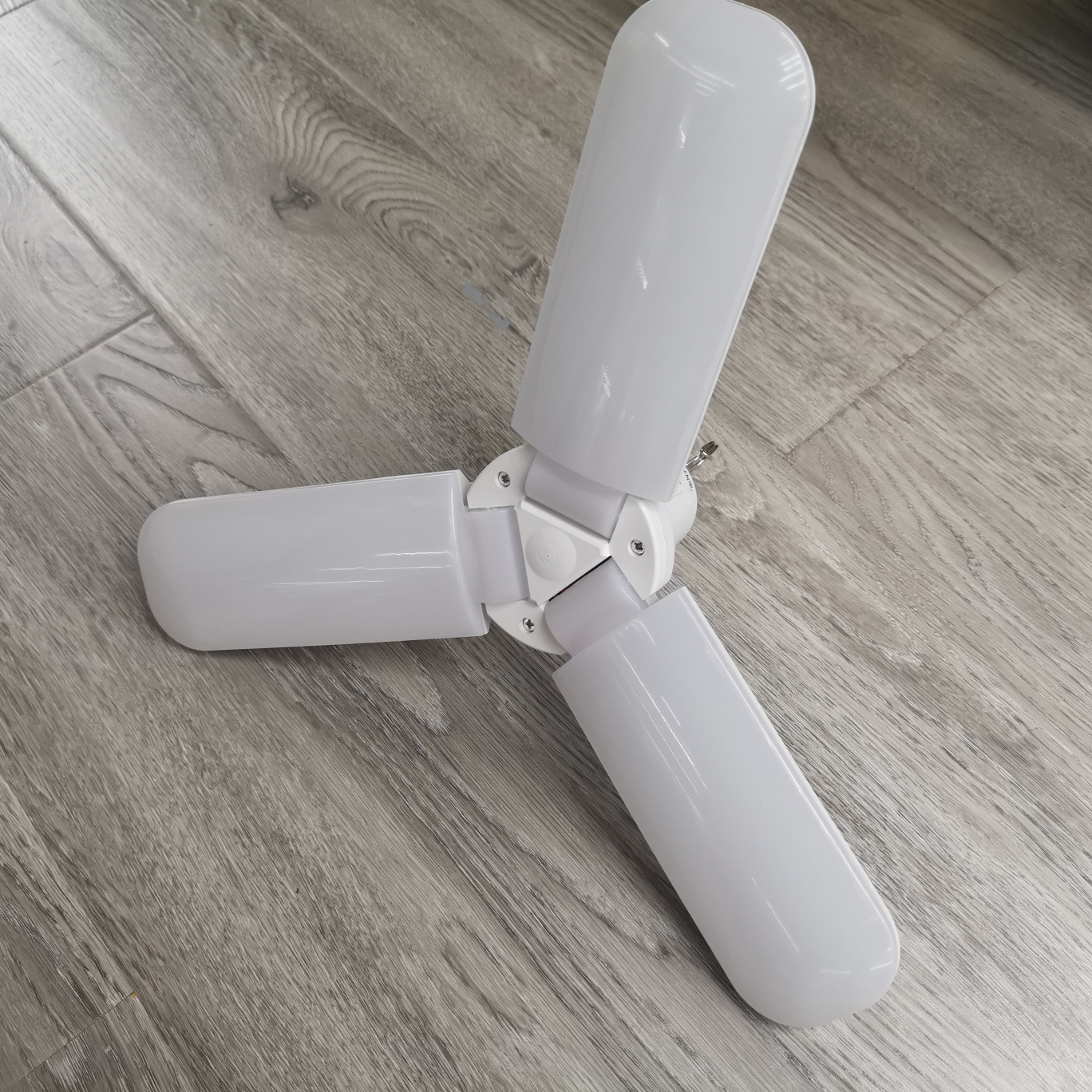 三叶太阳能充电灯