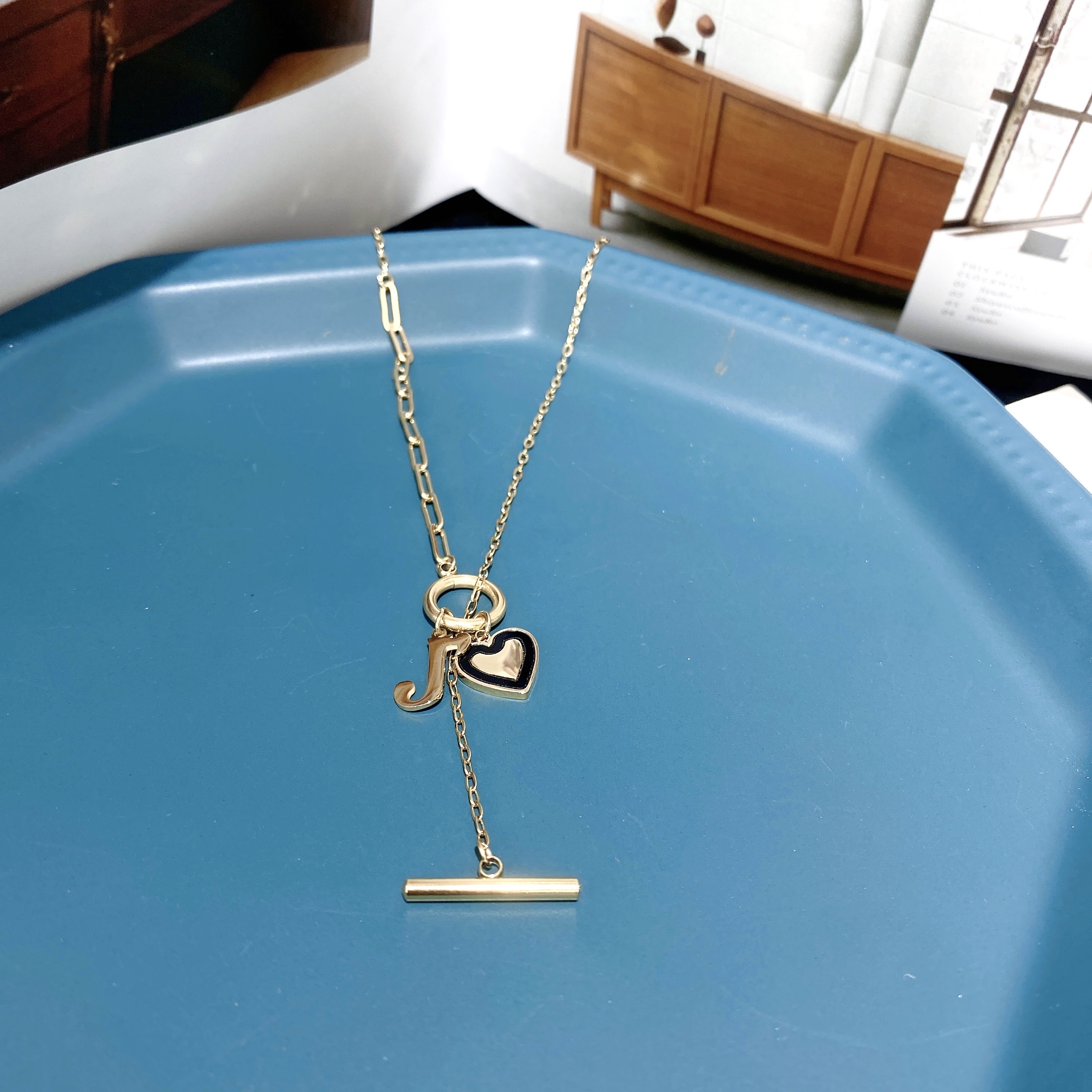 Titanium steel necklace with an inS-style design for women, AB-style white and black heart-shaped pendant, fashionable and elegant, internet-famous collarbone chain, cold style neck chain trend Application Scenario