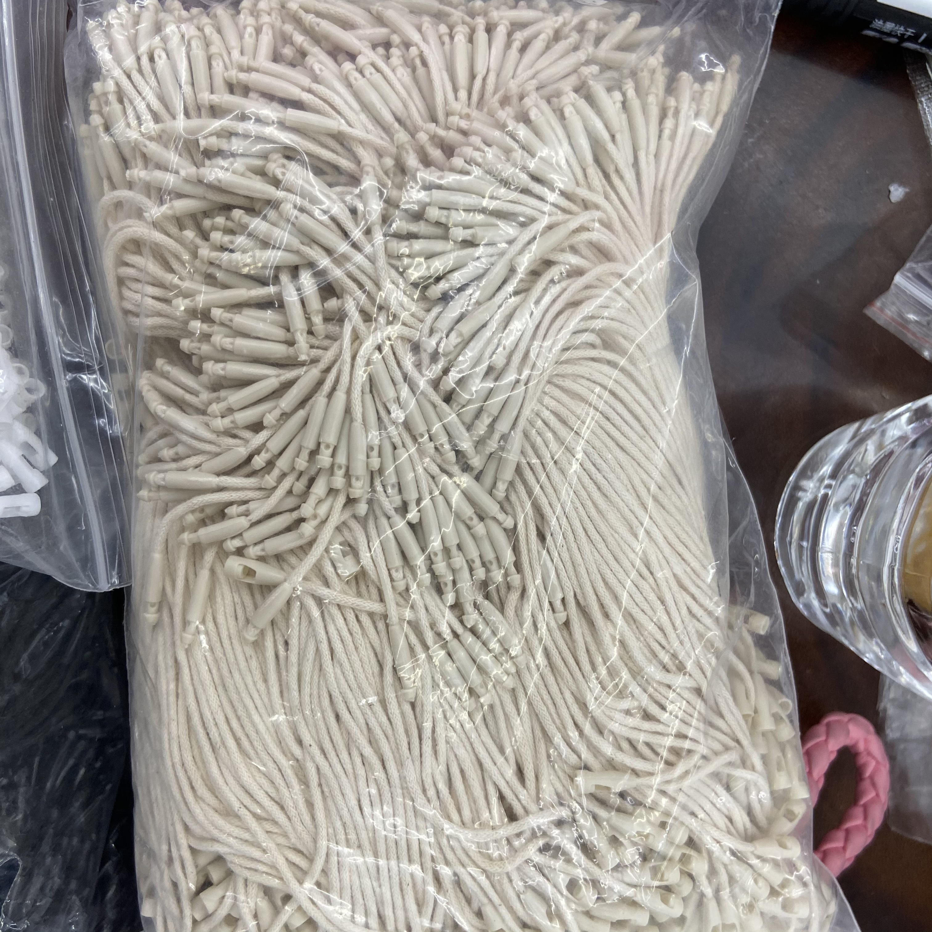 短纤/不干胶码贴/挂绳吊牌绳/隔断珍珠链/服装吊牌细节图