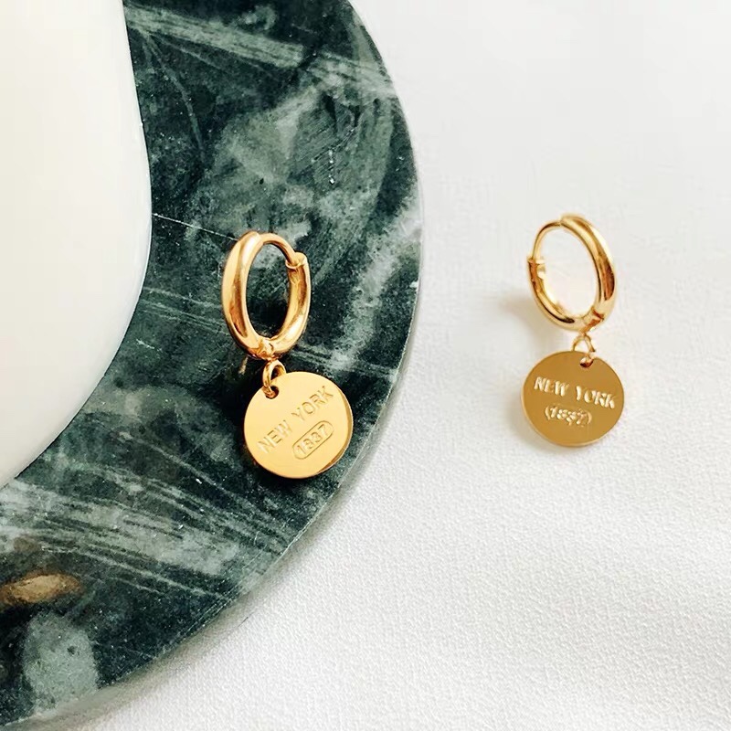 高级感法式字母圆牌耳扣式耳环女 小众英文纽约钛钢捷亚钢饰