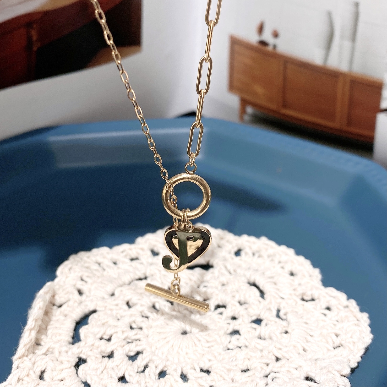 Titanium steel necklace with an inS-style design for women, AB-style white and black heart-shaped pendant, fashionable and elegant, internet-famous collarbone chain, cold style neck chain trend Specification image