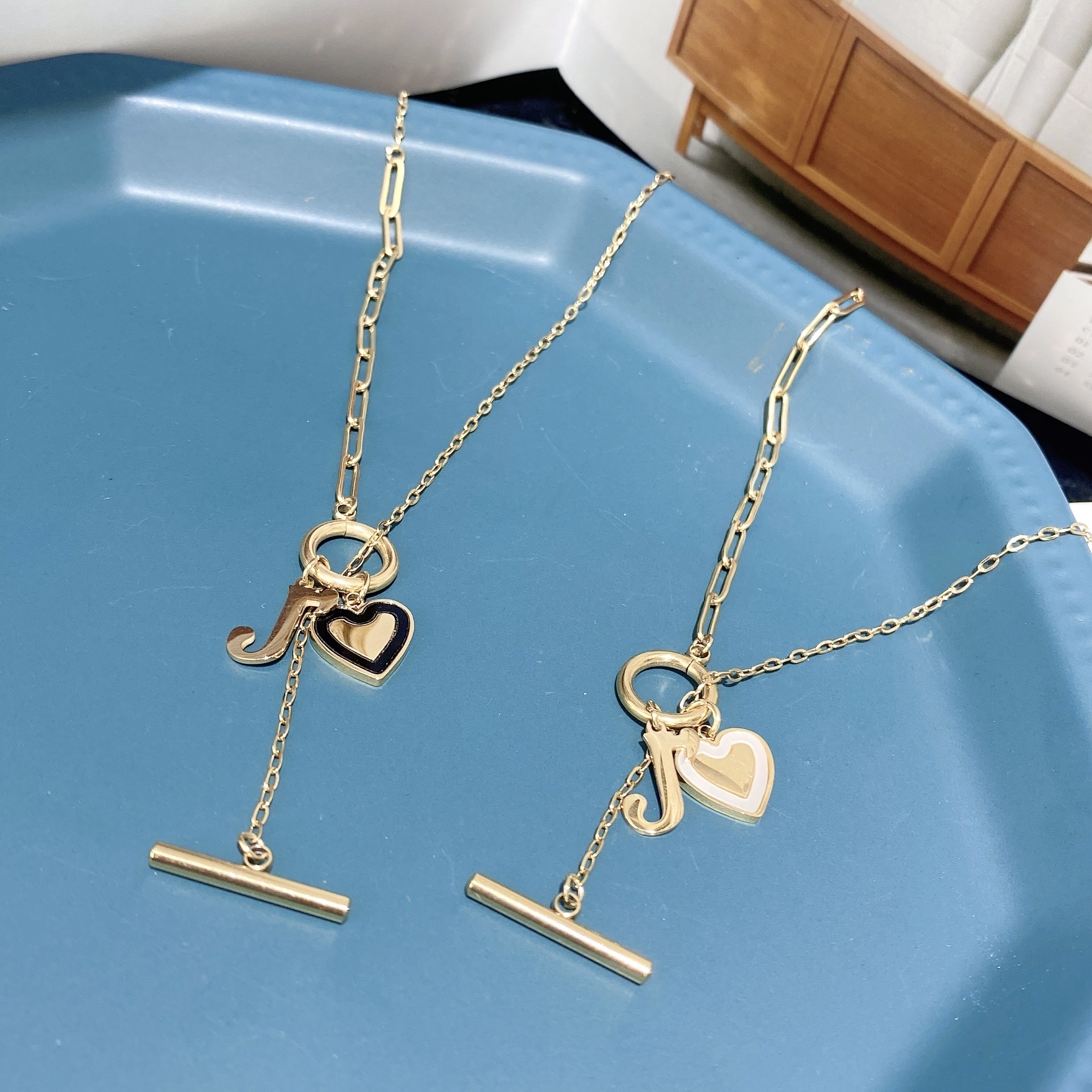 Titanium steel necklace with an inS-style design for women, AB-style white and black heart-shaped pendant, fashionable and elegant, internet-famous collarbone chain, cold style neck chain trend Item Picture
