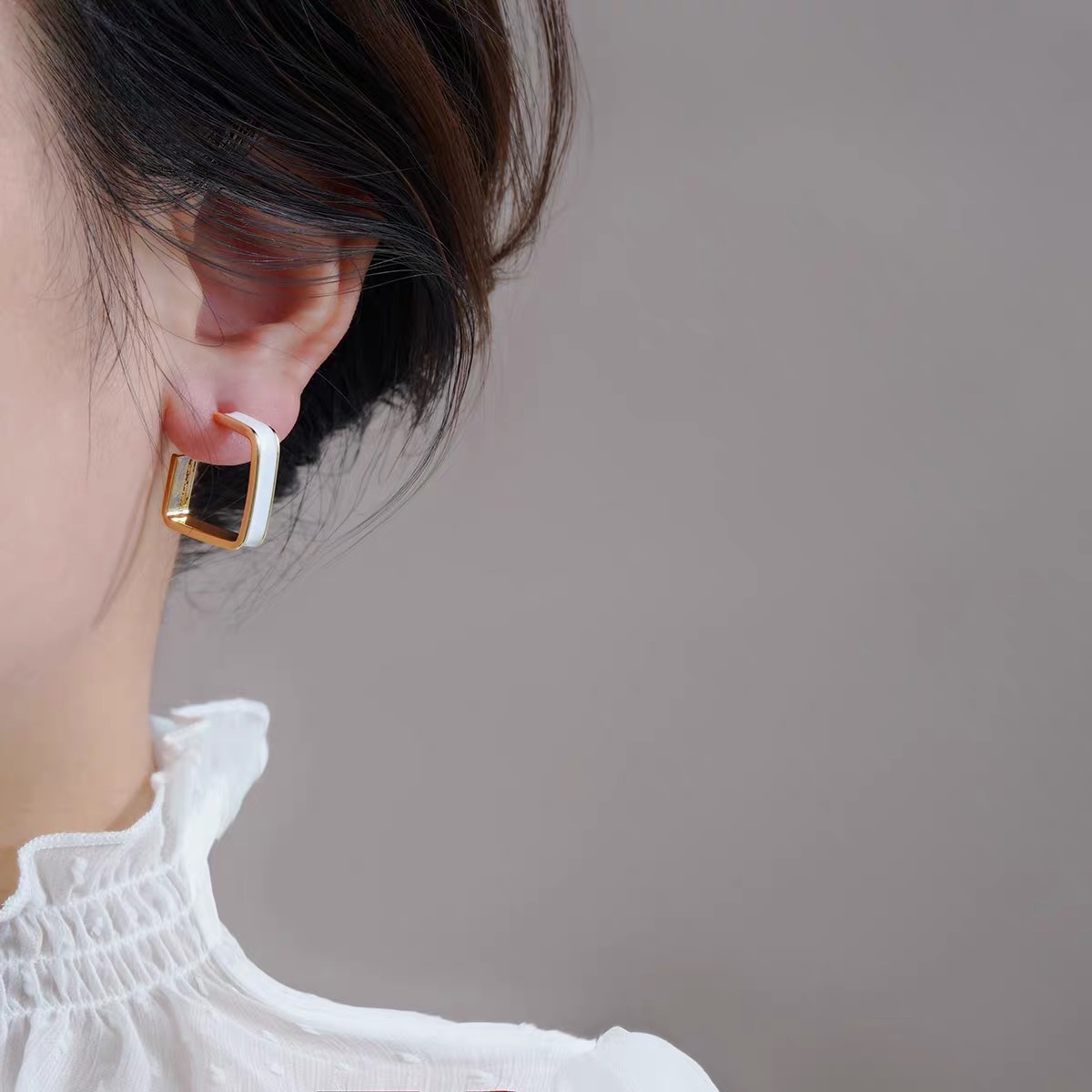 White square ear rims with a unique design, gentle and retro metal earrings, versatile new Jieya steel jewelry detail image 3
