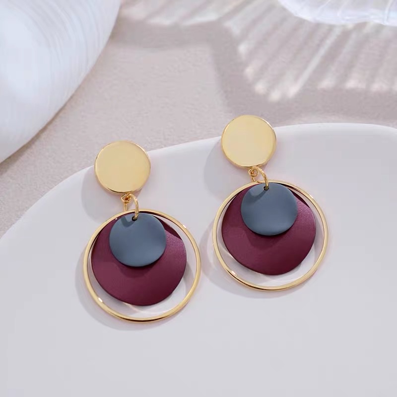 Hong Kong-style vintage earrings, cool and stylish. Round slimming earrings from Jieya Steel jewelry for autumn and winter detail image 3