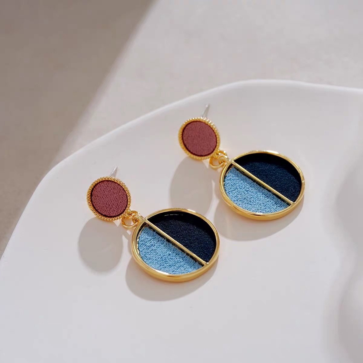 Blue earrings, French retro, round, elegant and simple, trendy earrings, rare Jieya steel jewelry detail image 3