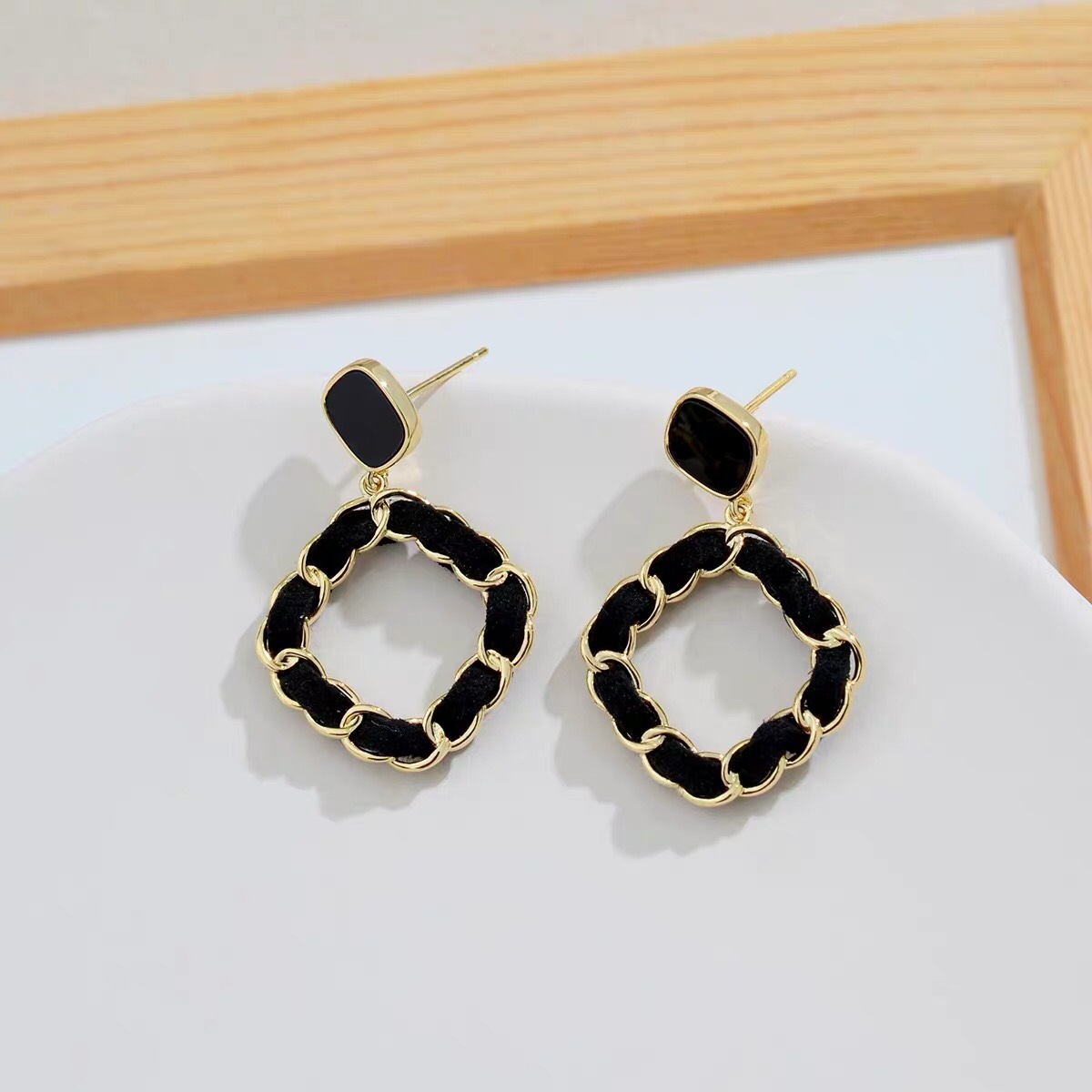 Black woven velvet stud earrings with a unique design sense, winter rare Jieya steel jewelry