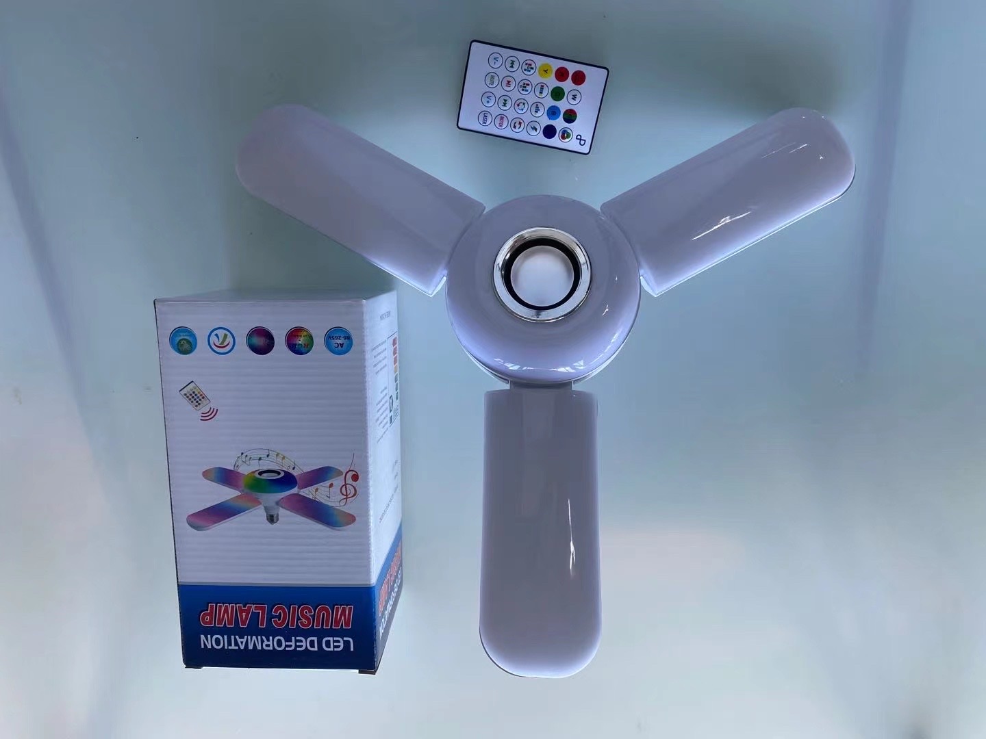 LED蓝牙音乐灯白底实物图