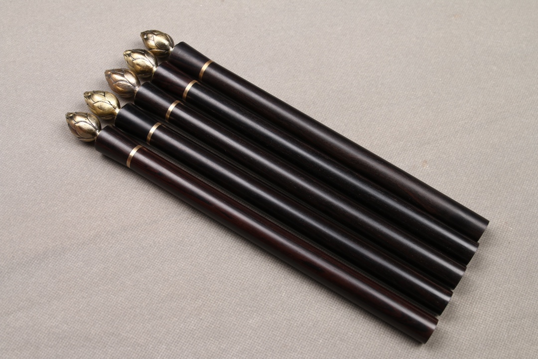 🔥新款——莲花香筒，
材质：紫光檀+铜
尺寸：两个规格，长，短详情图5