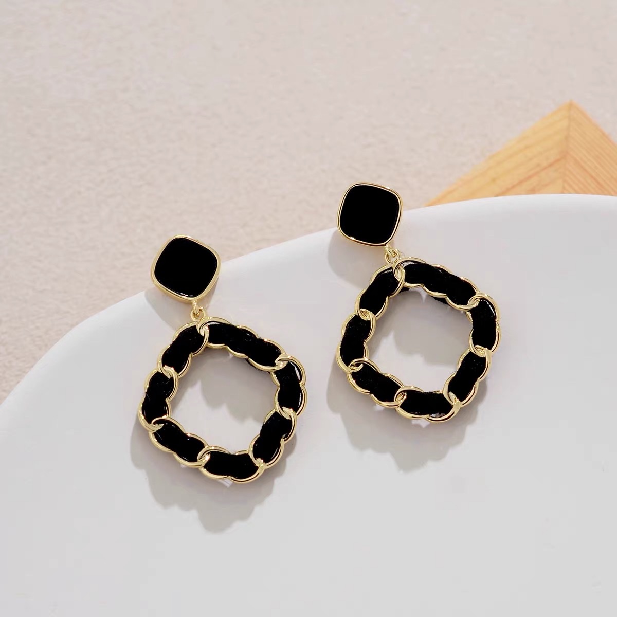 Black woven velvet stud earrings with a unique design sense, winter rare Jieya steel jewelry details Picture
