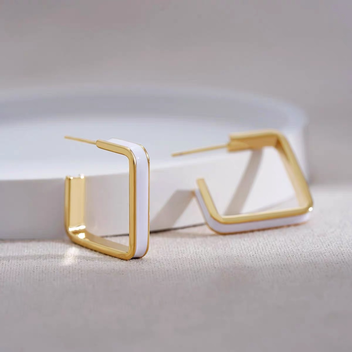 White square ear rims with a unique design, gentle and retro metal earrings, versatile new Jieya steel jewelry details Picture