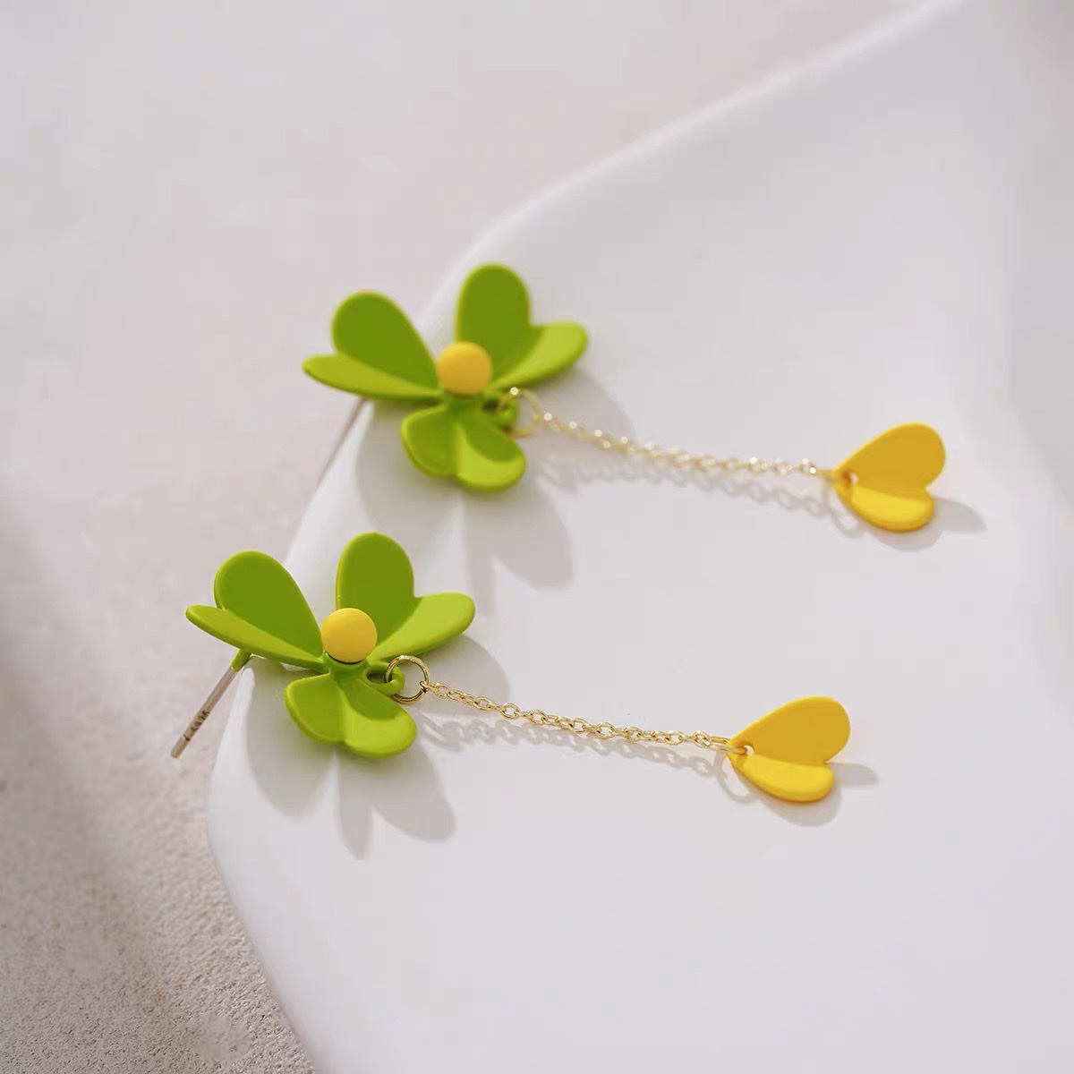 Three-leaf flower design niche earrings, summer style earrings, new elegant style, green Jaya steel jewelry Specification image