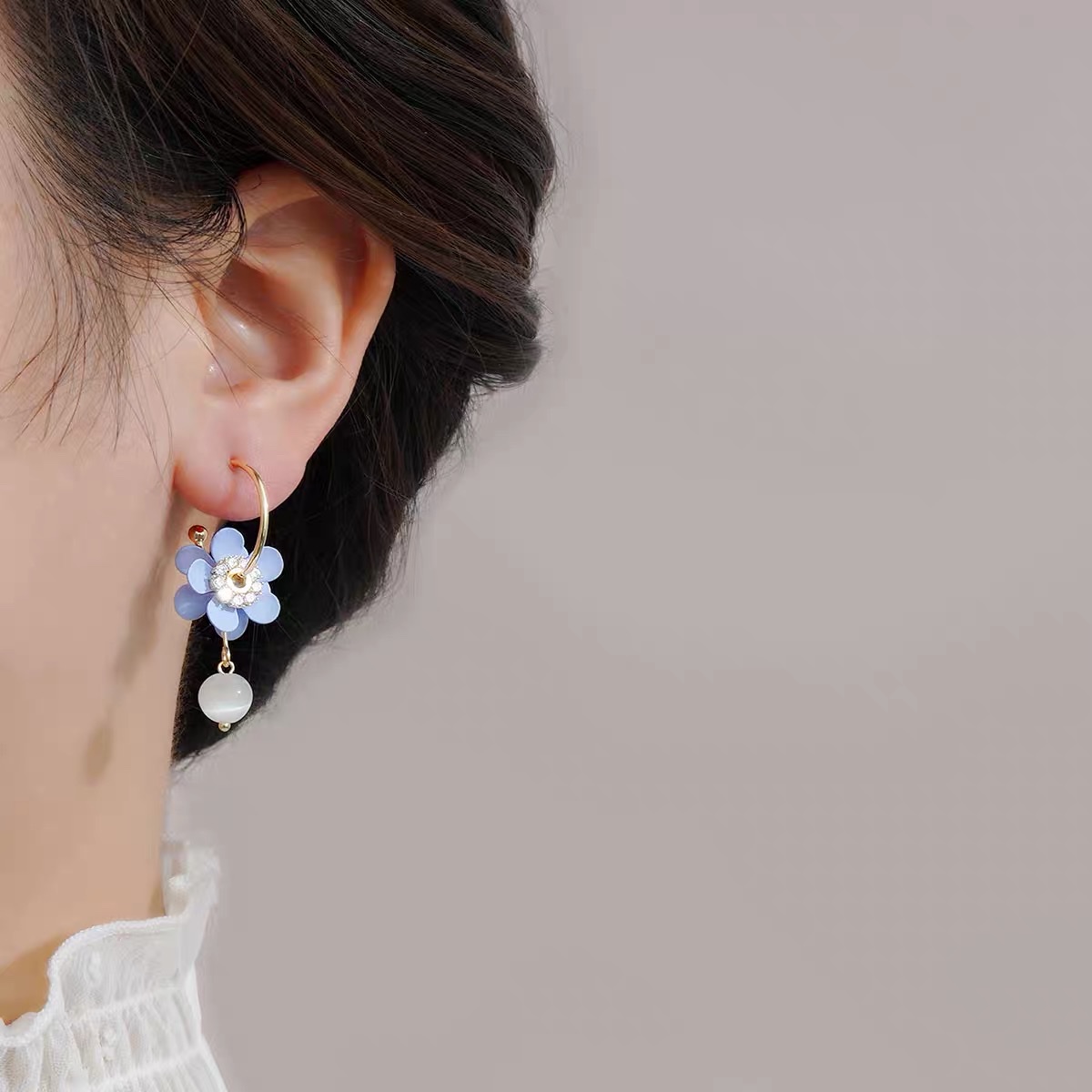 Blue flower earrings, gentle stud earrings, summer freshness earrings, Jieya steel jewelry Application Scenario