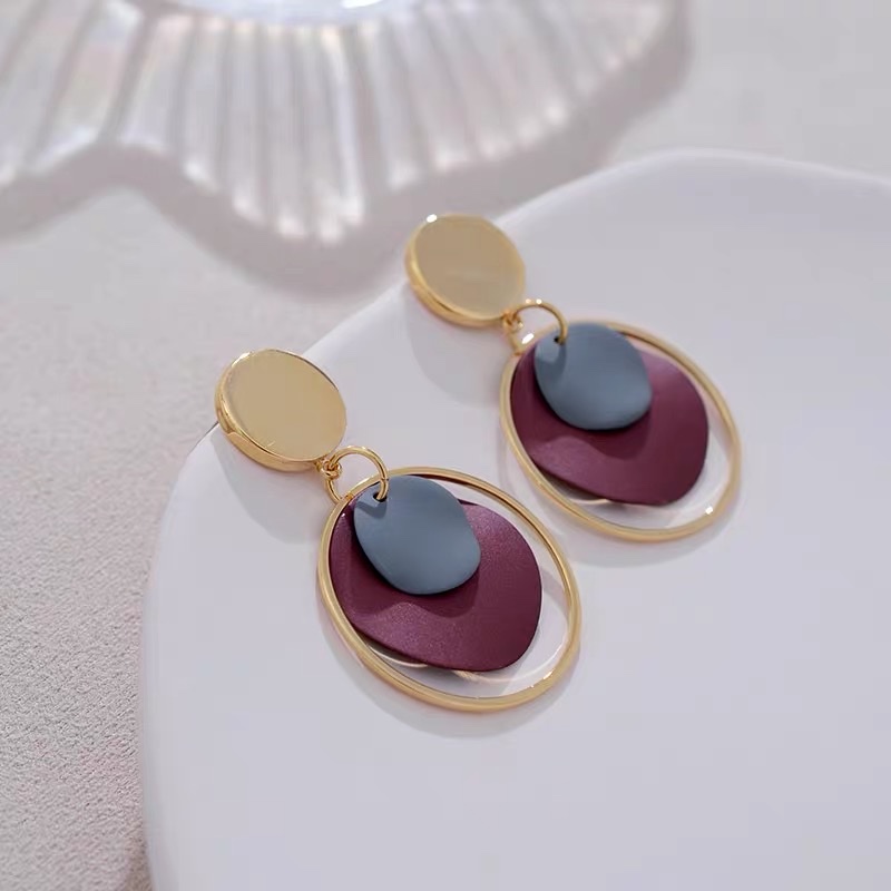 Hong Kong-style vintage earrings, cool and stylish. Round slimming earrings from Jieya Steel jewelry for autumn and winter detail image 1