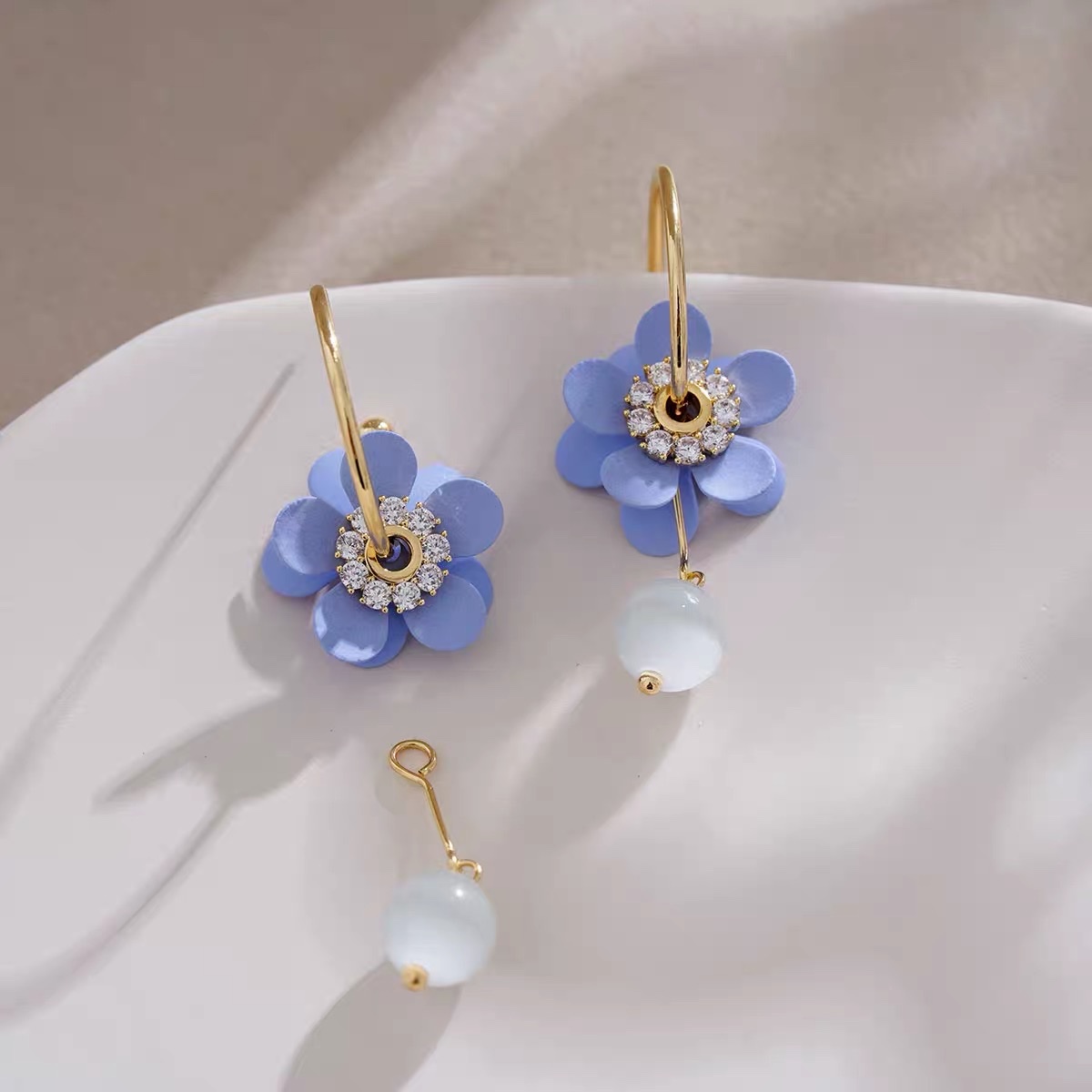 Blue flower earrings, gentle stud earrings, summer freshness earrings, Jieya steel jewelry Item Picture