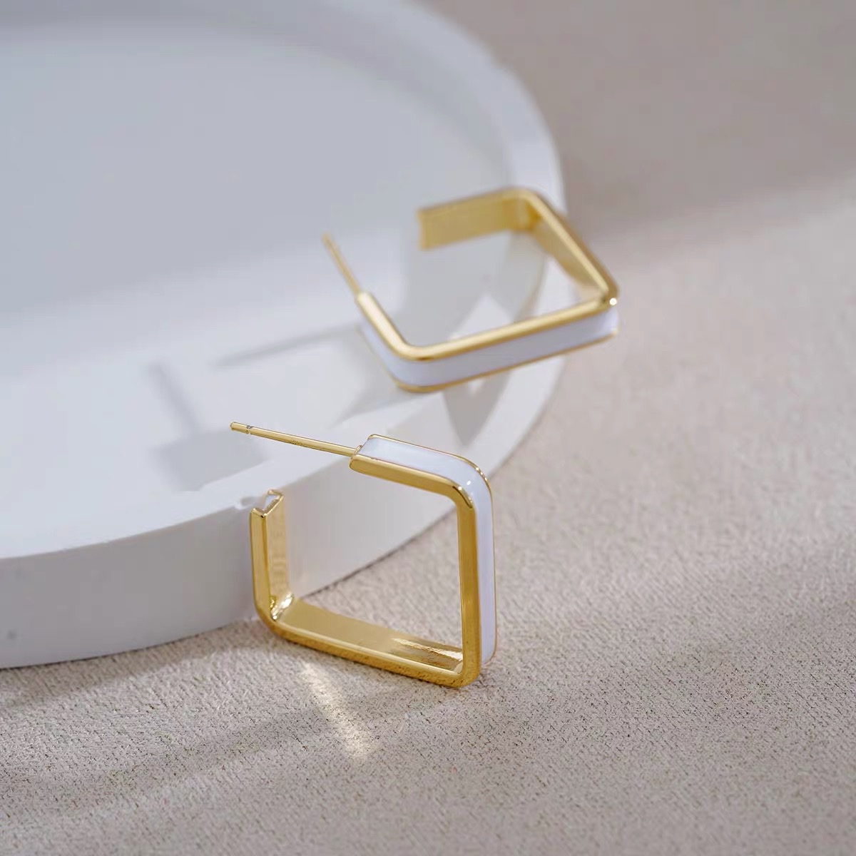 White square ear rims with a unique design, gentle and retro metal earrings, versatile new Jieya steel jewelry detail image 4