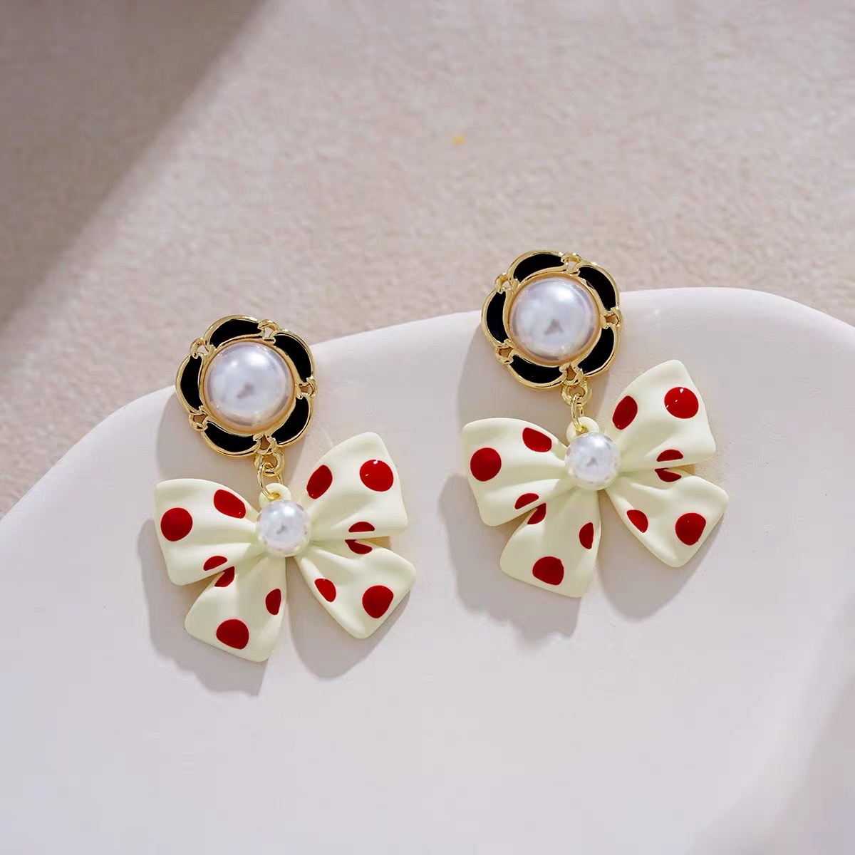 Retro polka dot bow, a unique and gentle design, black butterfly earrings, women's style, Jieya steel jewelry details Picture