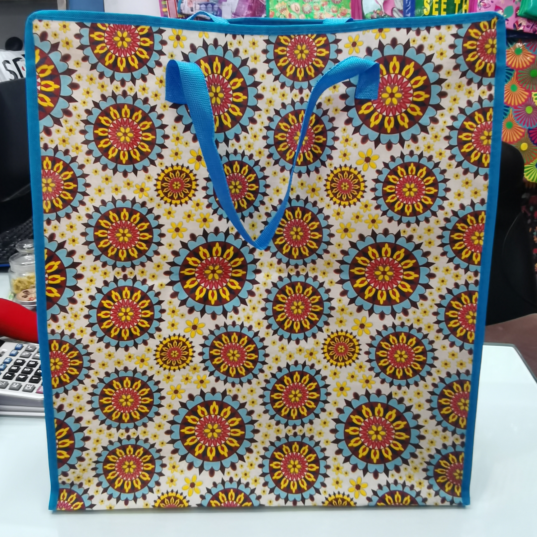 The original manufacturer offers a wide variety of patterns. You can freely choose woven bags, moving bags, luggage bags, and export them to major countries.