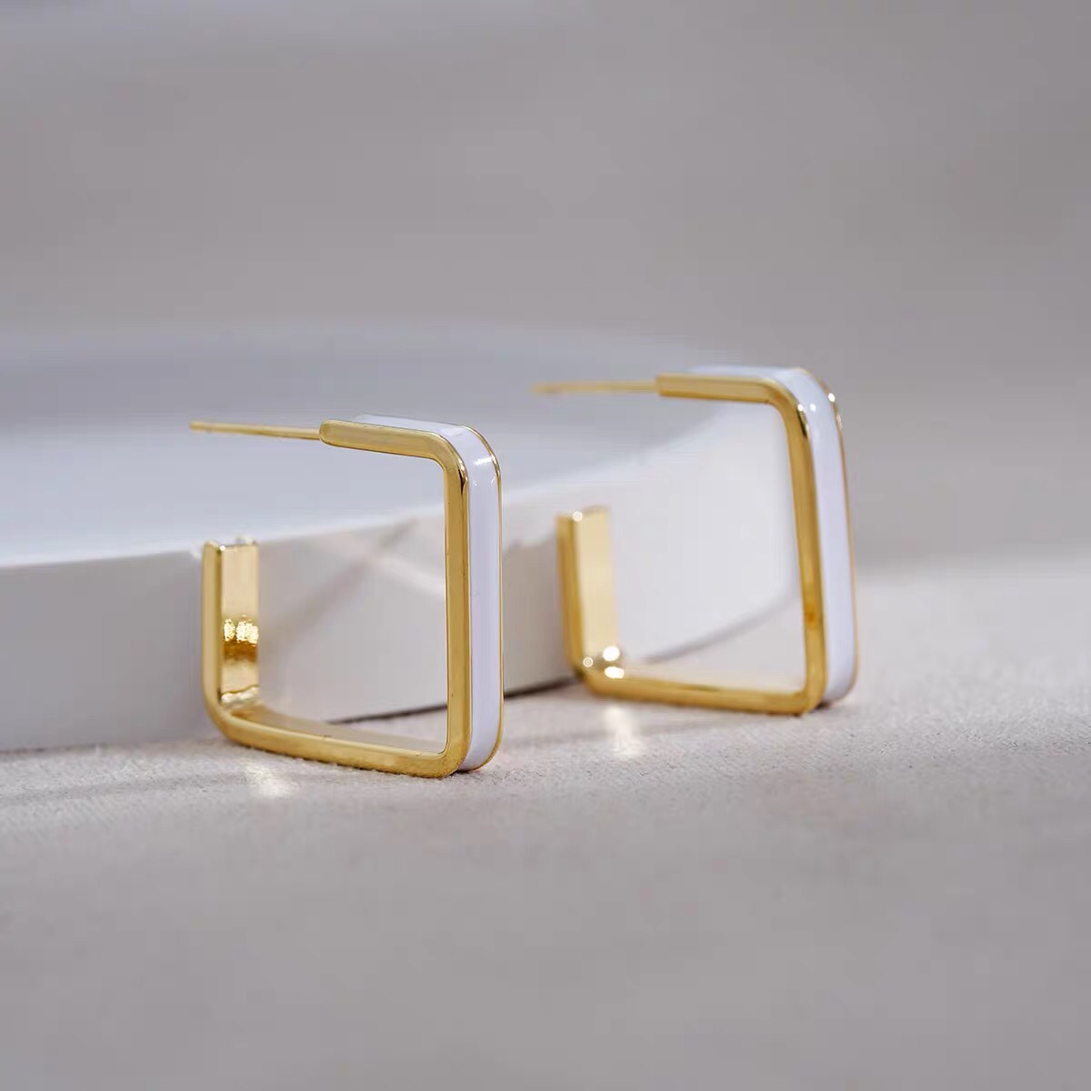 White square ear rims with a unique design, gentle and retro metal earrings, versatile new Jieya steel jewelry