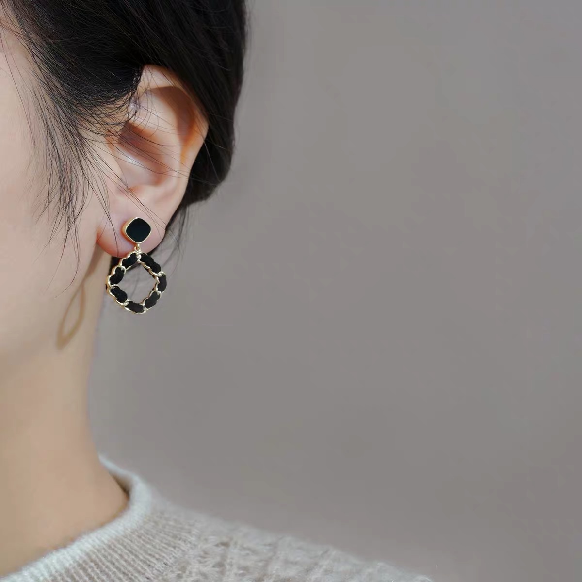 Black woven velvet stud earrings with a unique design sense, winter rare Jieya steel jewelry detail image 2