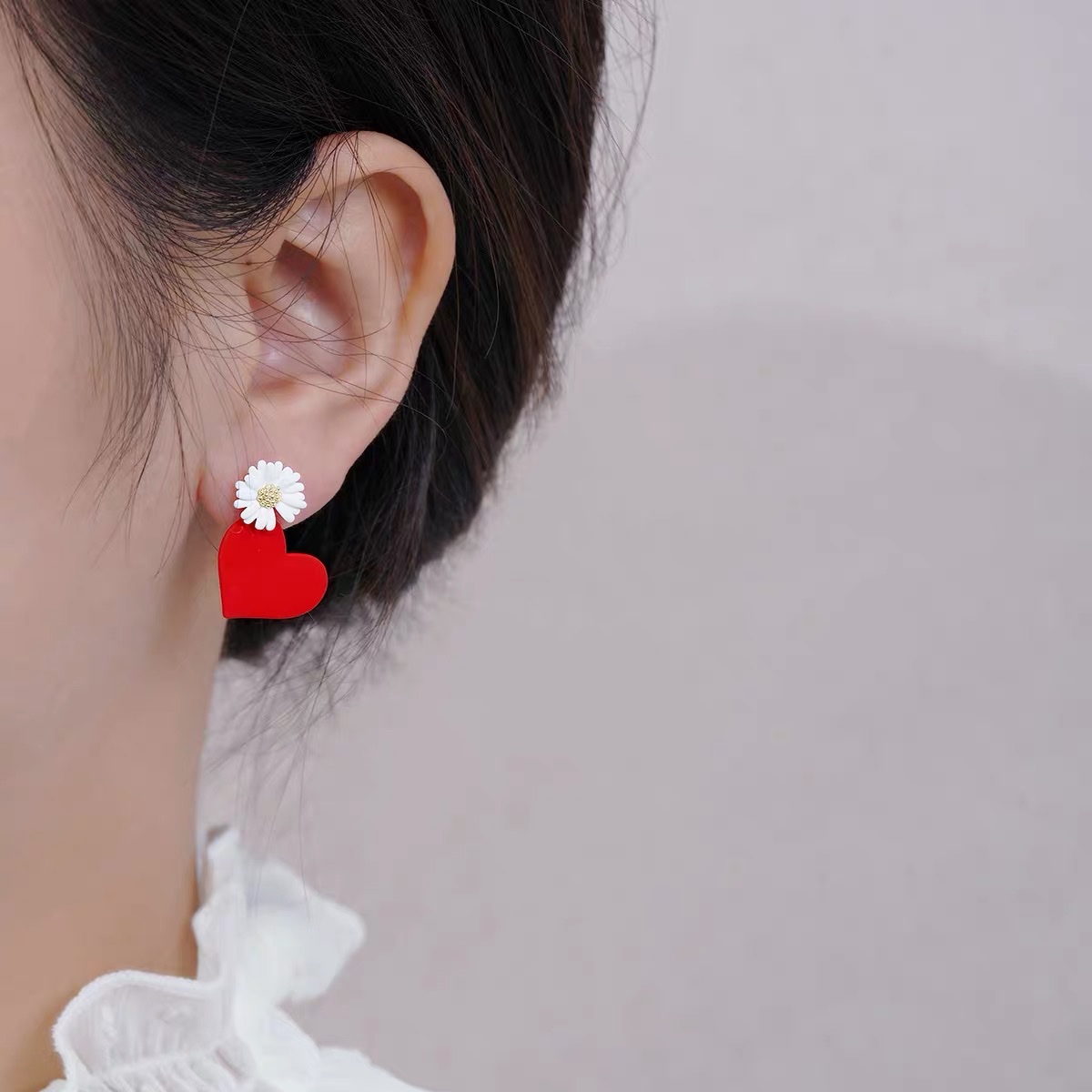 Cute and sweet cherry blossom flower earrings, asymmetrical Daisy heart-shaped earrings, Jieya steel jewelry Item Picture