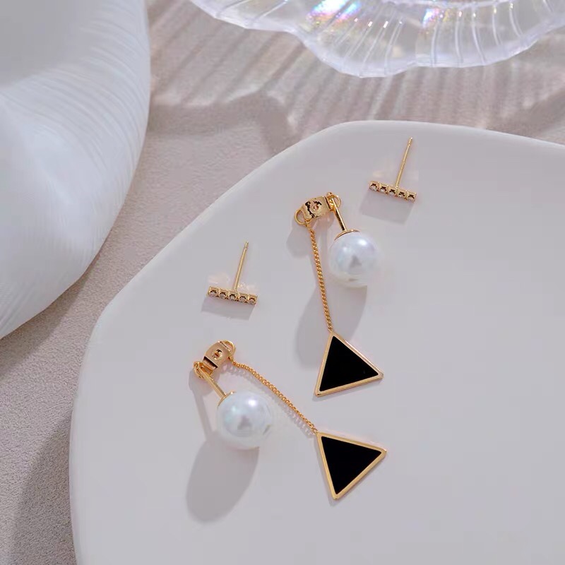 Short pearl women's Hong Kong-style earrings, retro black triangular earrings, Jieya steel jewelry