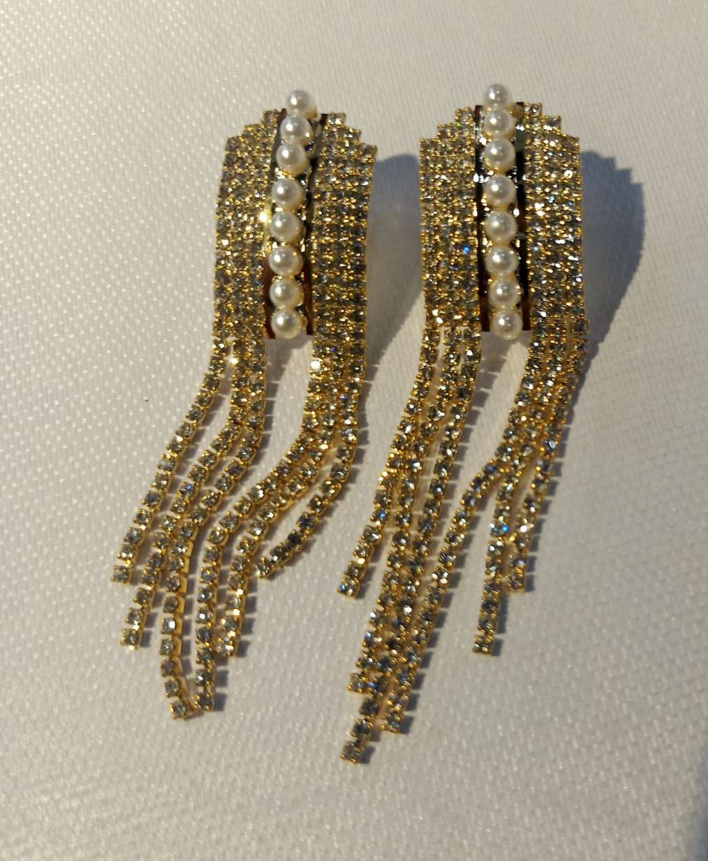 اما الابرة الفضية الذهبية اللون الذهبي فهي مغطاة باللؤلؤ المصنوع من الاقراط details Picture