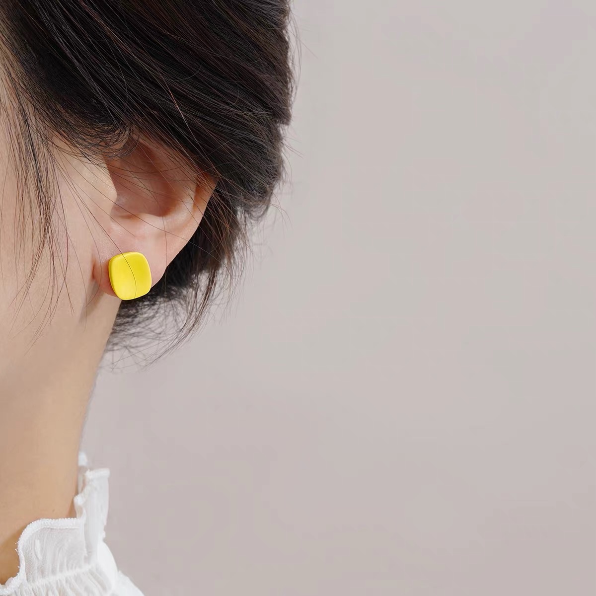 Fresh green square stud asymmetrical earrings, French-style Jaya steel jewelry detail image 3