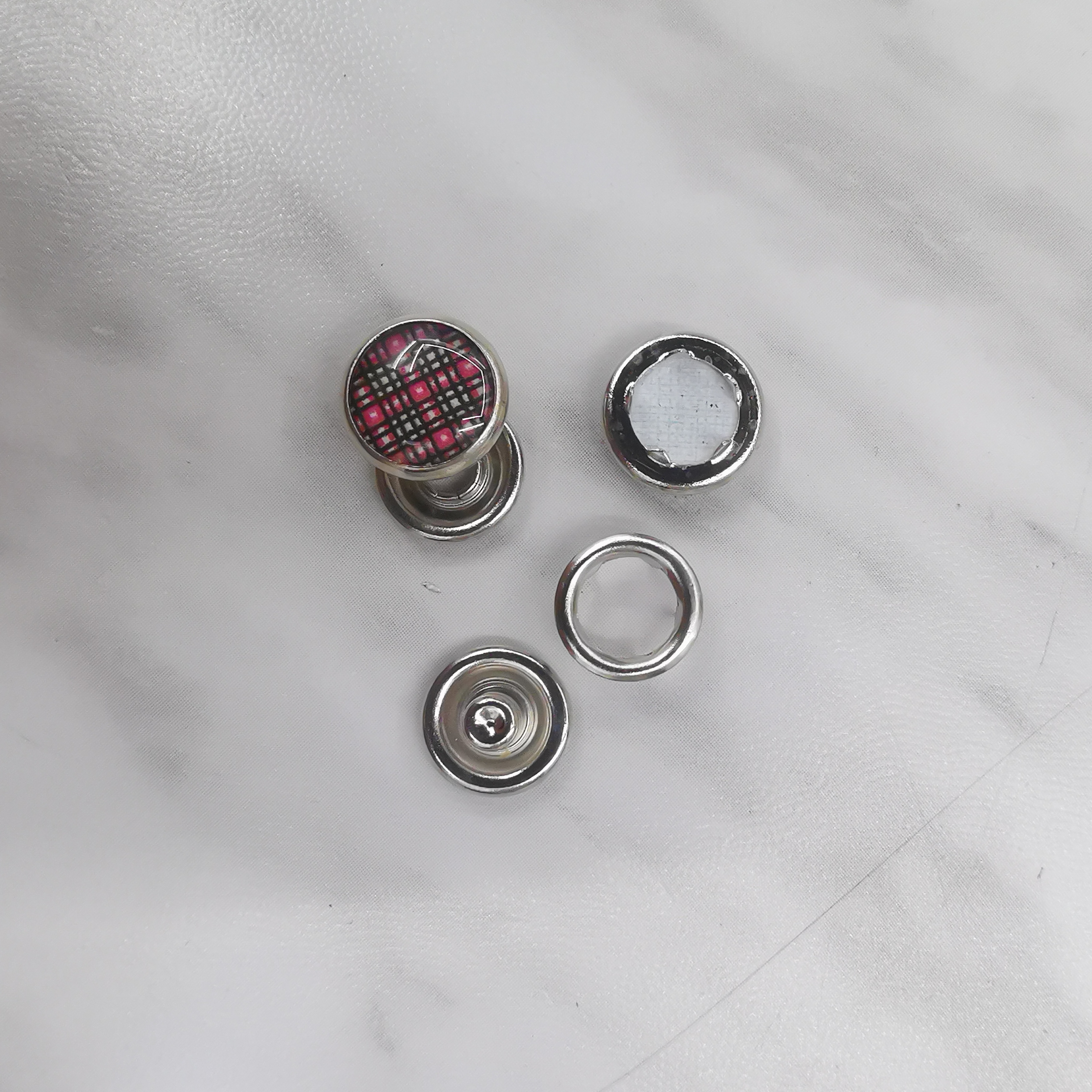 Checkered five-prong buckle