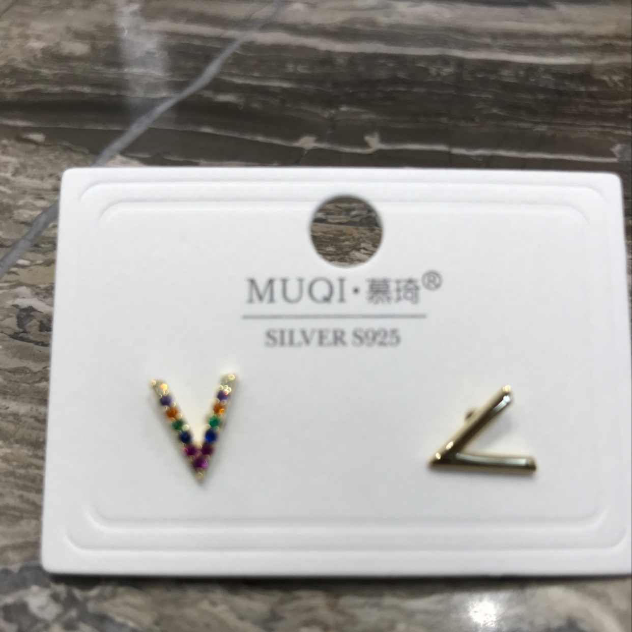 Colored zirconium ➕ small V