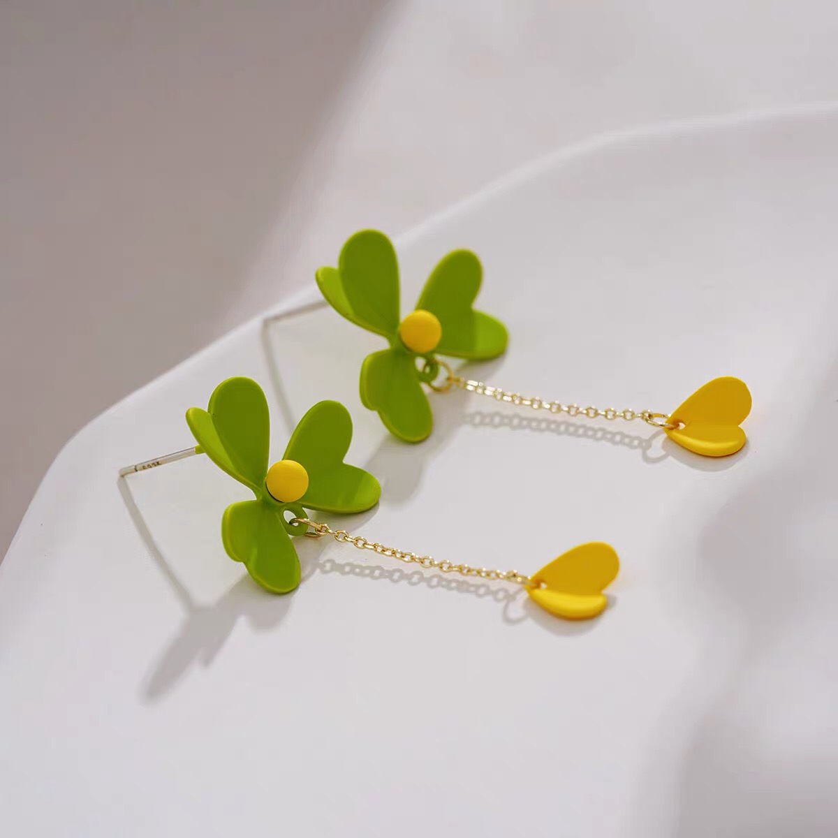 Three-leaf flower design niche earrings, summer style earrings, new elegant style, green Jaya steel jewelry