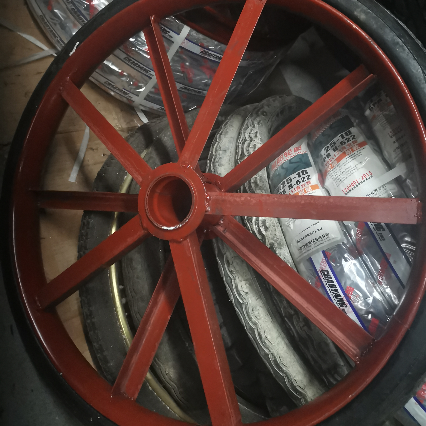 The engineer pushed the ten-center tire ring by hand