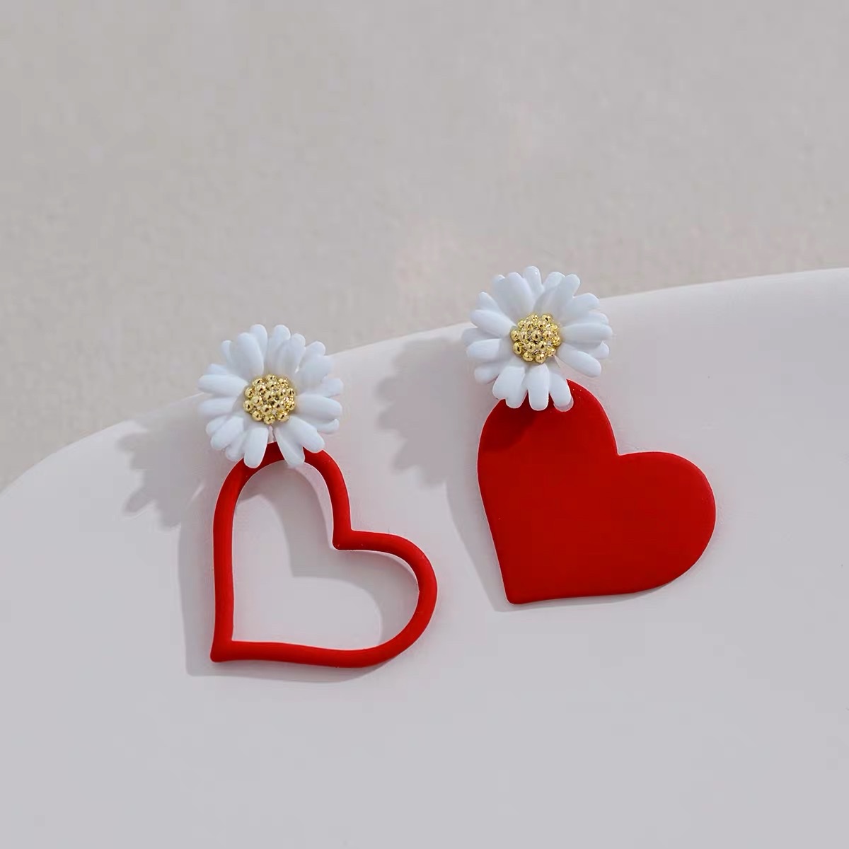 Cute and sweet cherry blossom flower earrings, asymmetrical Daisy heart-shaped earrings, Jieya steel jewelry Specification image