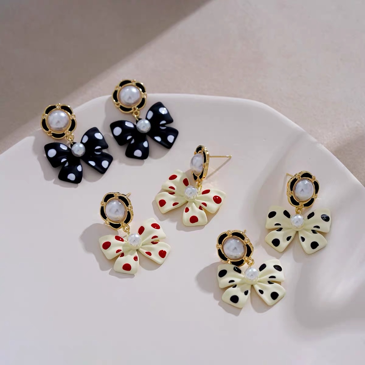Retro polka dot bow, a unique and gentle design, black butterfly earrings, women's style, Jieya steel jewelry Application Scenario