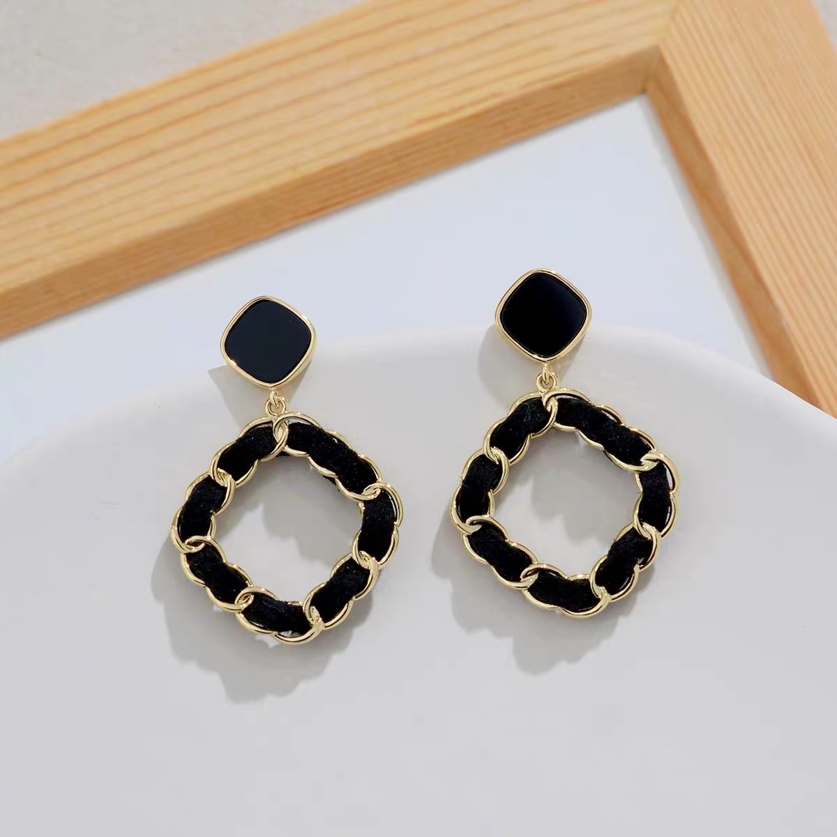 Black woven velvet stud earrings with a unique design sense, winter rare Jieya steel jewelry Item Picture