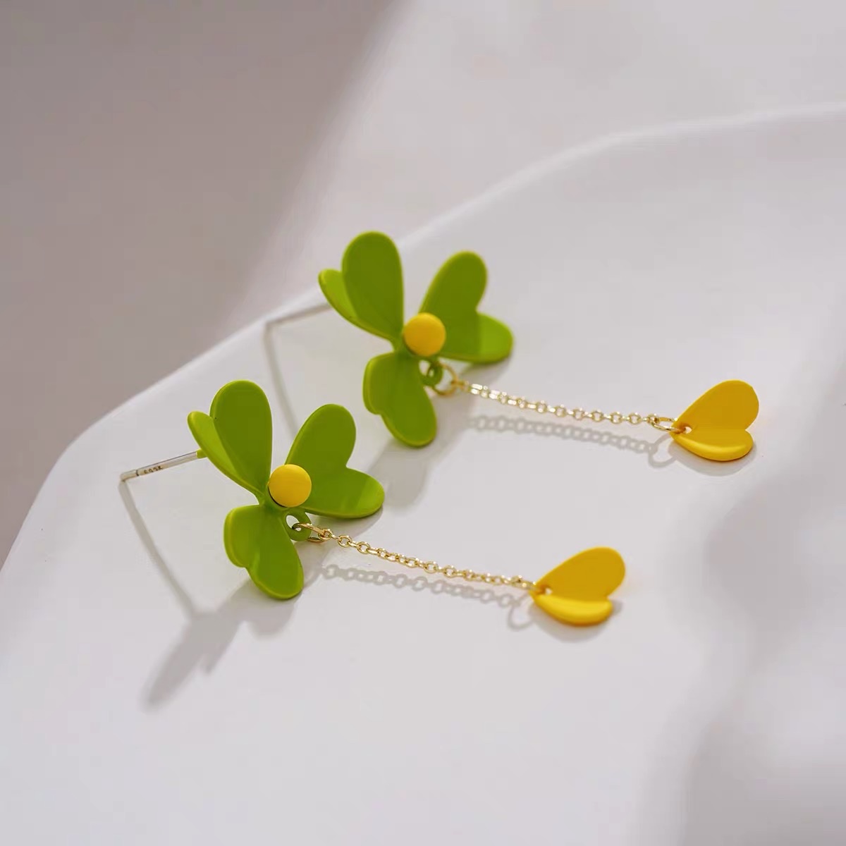 Three-leaf flower design niche earrings, summer style earrings, new elegant style, green Jaya steel jewelry detail image 3
